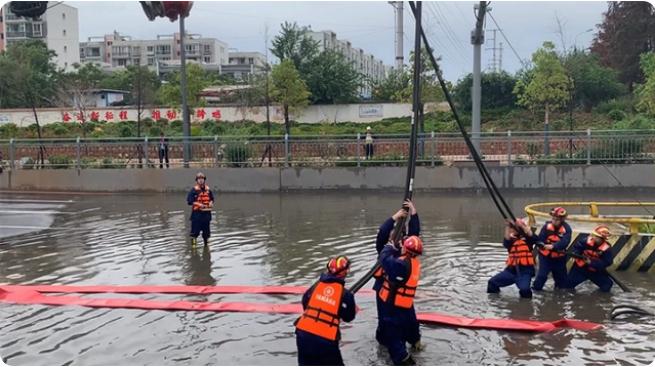 麒麟?yún)^(qū)遭暴雨突襲|部分道路積水嚴(yán)重，消防緊急排澇解憂