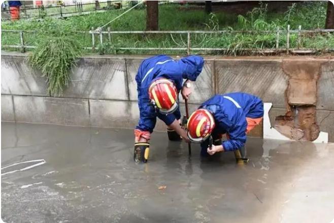 麒麟?yún)^(qū)遭暴雨突襲|部分道路積水嚴(yán)重，消防緊急排澇解憂